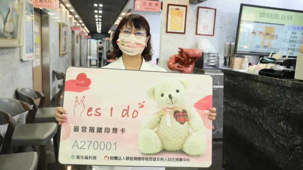 ▲宏仁醫院社工師謝麗秋說,劉姓女子簽署器官捐贈同意書,給自己最好的生日禮物。(記者林明佑翻攝)