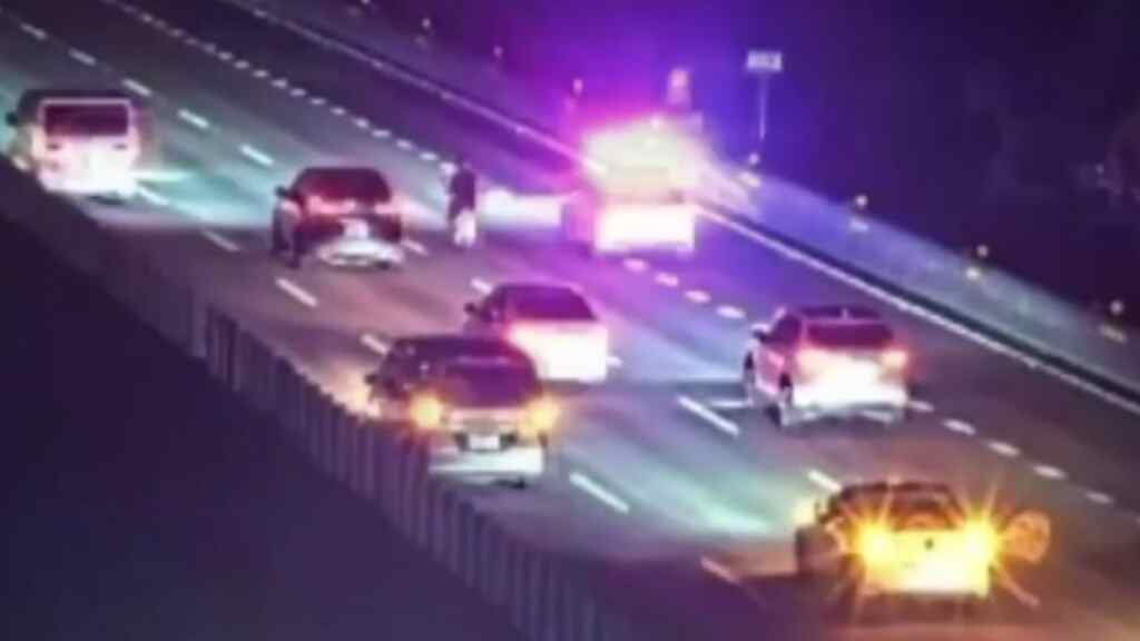 ▲颱風夜老翁騎機車誤闖國1,為避免危機擴大,國道公路警察局迅速派出警車,並透過其他車輛協助,為老翁進行一段有如「總統級維安」的護送攔截,並依法對其違規行為開單舉發。(記者林明佑翻攝)