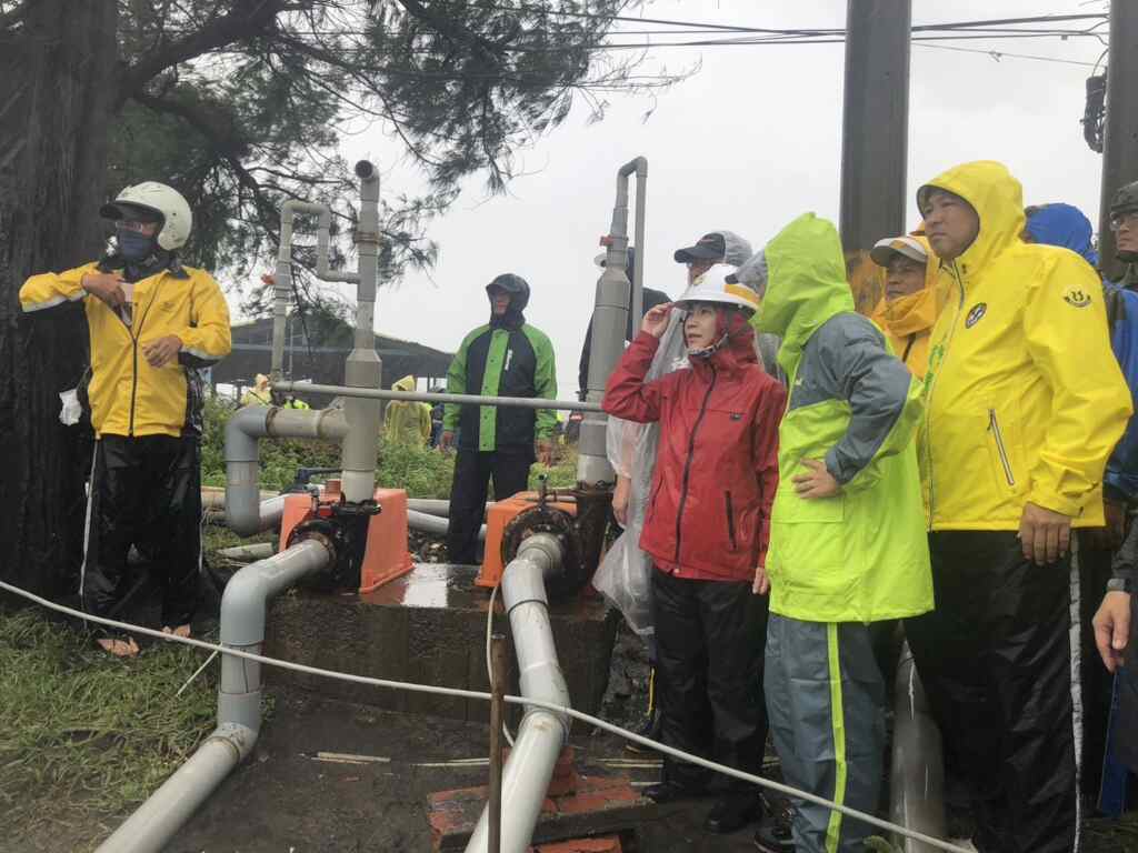 ▲山陀兒颱風帶來強浪,造成枋寮大庄海堤破堤,屏東縣長周春米立即指示縣府相關局處與鄉公所協助七河分署搶修作業,並請警察局協助管制現場秩序。(屏東縣政府提供)