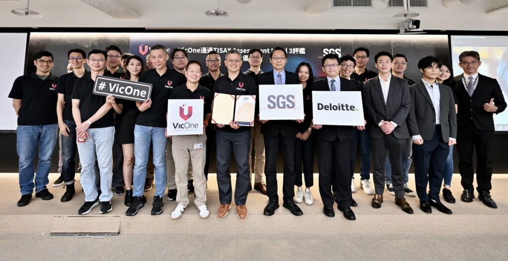 授證儀式上，VicOne團隊、SGS、Deloitte團隊皆開心祝賀VicOne獲得TISAX AL3認證，代表VicOne具備為汽車製造商及其供應商提供最嚴密的資料保護和數據互聯的安全性。