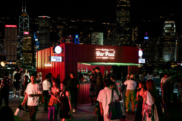 Bar Paul 特別炮製 Paul Smith 主題雞尾酒,配搭海港城餐廳準備的美食,讓大家一邊欣賞維多利亞港的日落與夜景,一邊品嚐美酒佳釀。 Bar Paul 特別炮製 Paul Smith 主題雞尾酒,配搭海港城餐廳準備的美食,讓大家一邊欣賞維多利亞港的日落與夜景,一邊品嚐美酒佳釀。