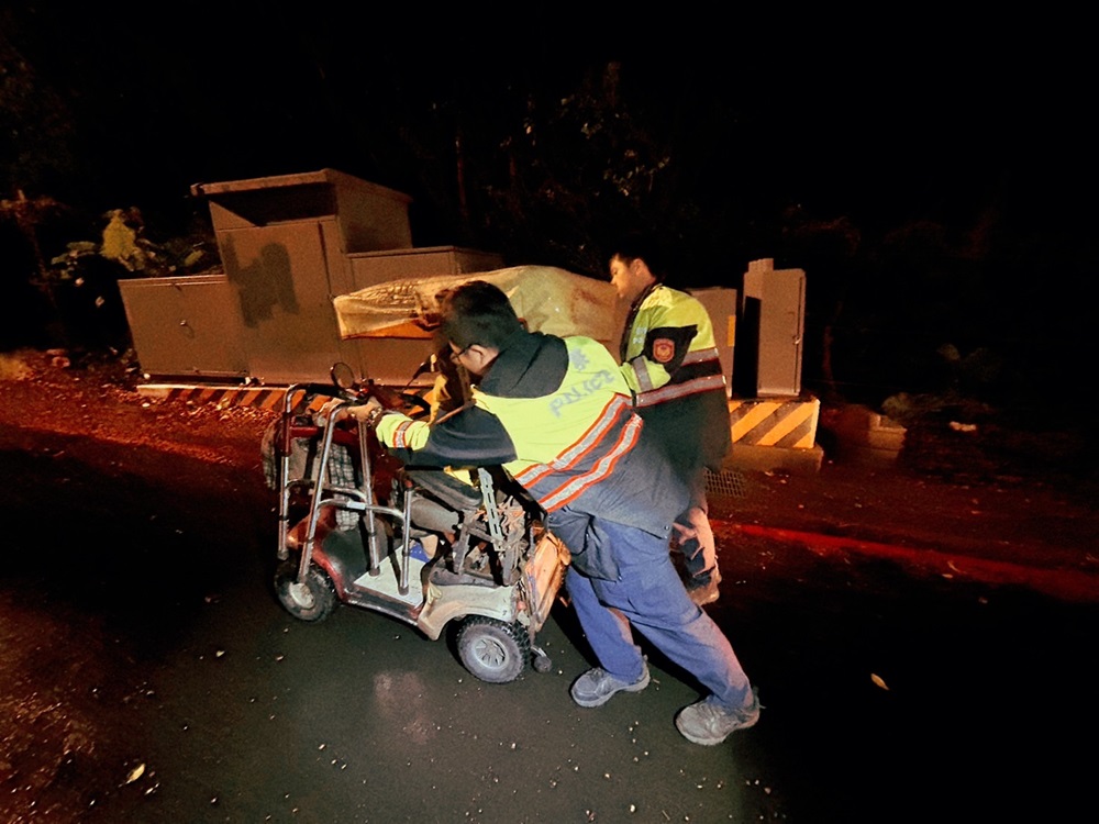 電動車沒電受困路邊 樹林警颱風夜推車20分鐘送返家 216 cnews204241003a07