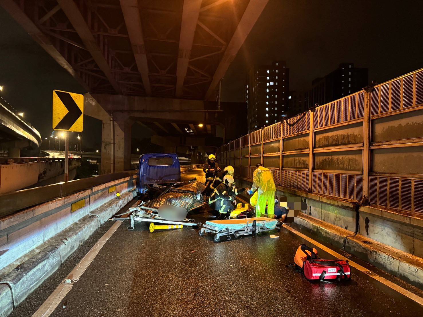 文山區水源快速道路南往北方向，發生一起自小貨車失控事故。（記者 黃荷琇翻攝）