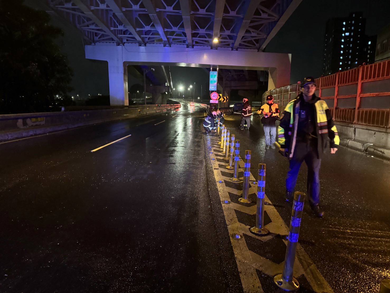 文山第二分局提醒民眾，駕駛時應提高警覺，尤其是在雨天路滑的情況下，務必減速並保持安全車距。（記者 黃荷琇翻攝）