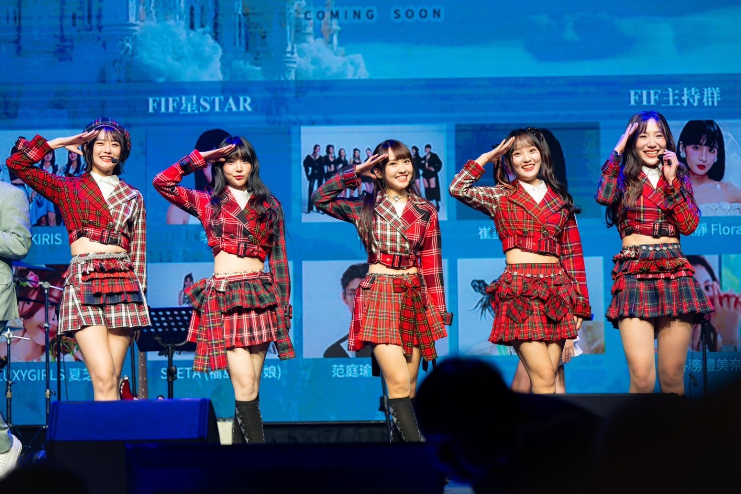 KIRIS 首登 FIF LIVE 打歌舞台獻唱新曲《Set On Fire》,由左至右分別為語晴77、依函 Ivy、璦昀 Yumi、絜妮 Nina、婷婷 Kimi。(圖/KIRABASE提供)