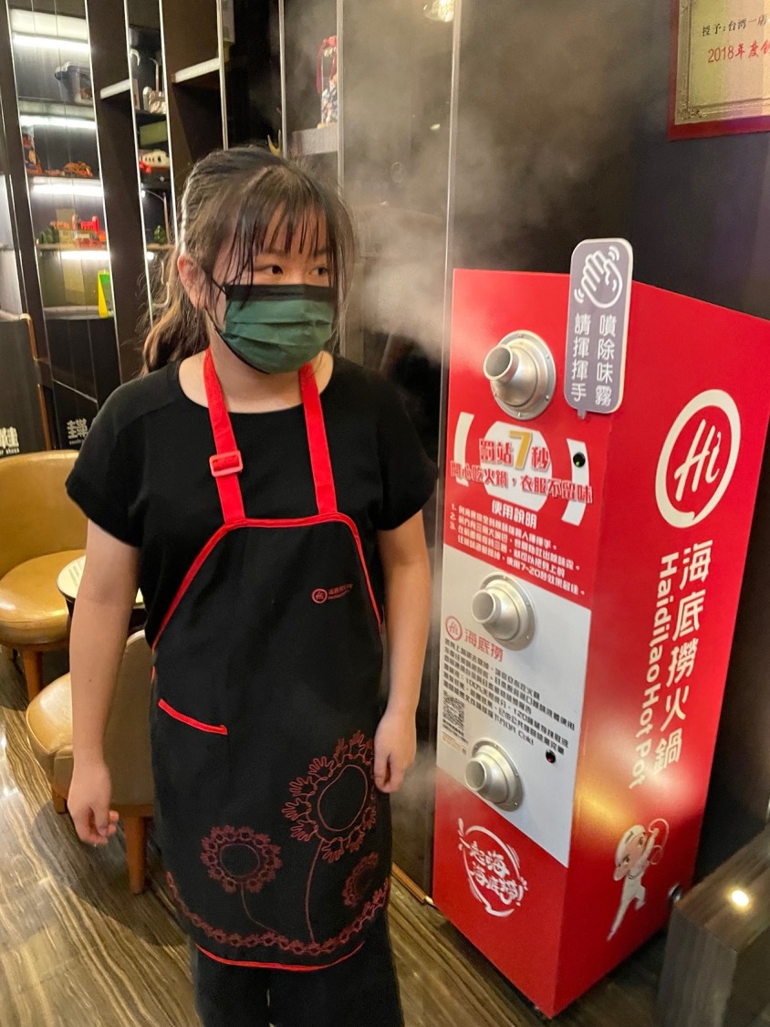「清味門全身除味機」可在餐酒館、連鎖火鍋店、營業場所等場域除味,圖為用餐客戶使用全身除味機情況。(圖/普印通提供)