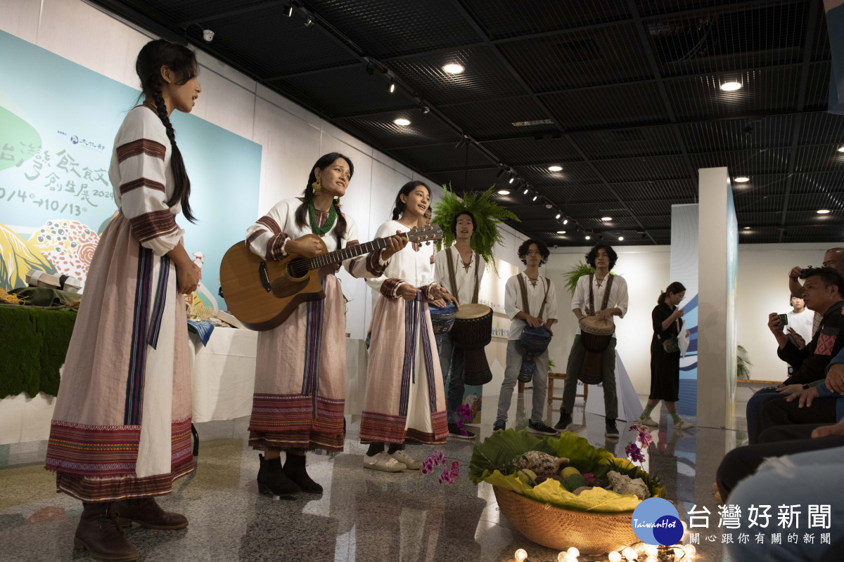 「風中旅行劇團」於開幕式中演唱「豐收祭」歌曲。圖/彰化生活美學館提供