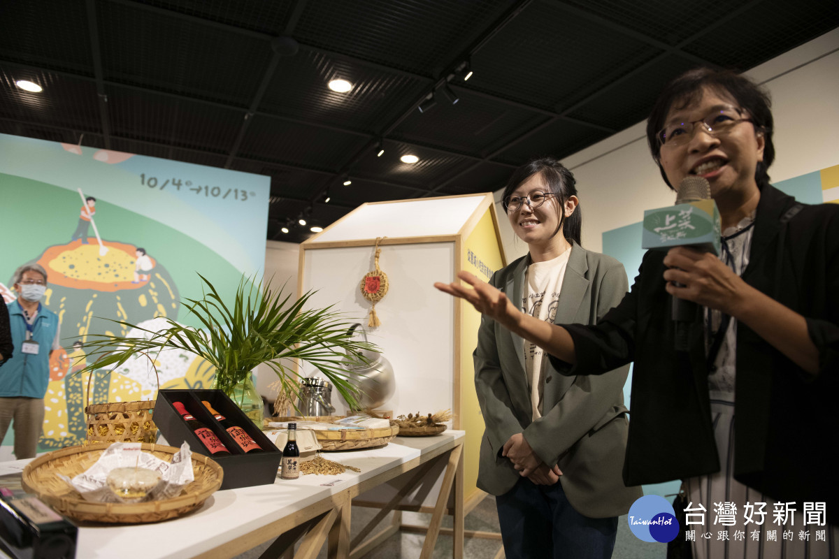逢甲大學地理資訊中心副處長賴玉真為展覽進行導覽。圖 /彰化生活美學館提供