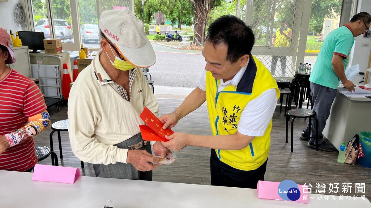 陳鎮長祝福每位長者健康幸福。(竹山鎮公所提供)