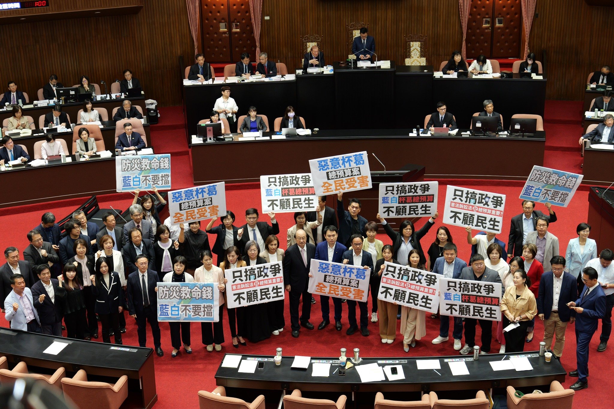 民進黨團舉手板及喊口號抗議藍白「只搞政爭,不顧民生」、「惡意杯葛,全民受害」。民進黨團提供