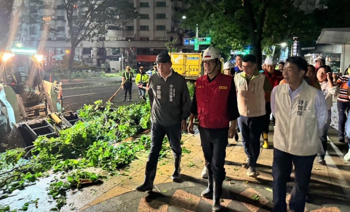 高雄市全力搶修颱風災後損害，市府目標三天內恢復市容