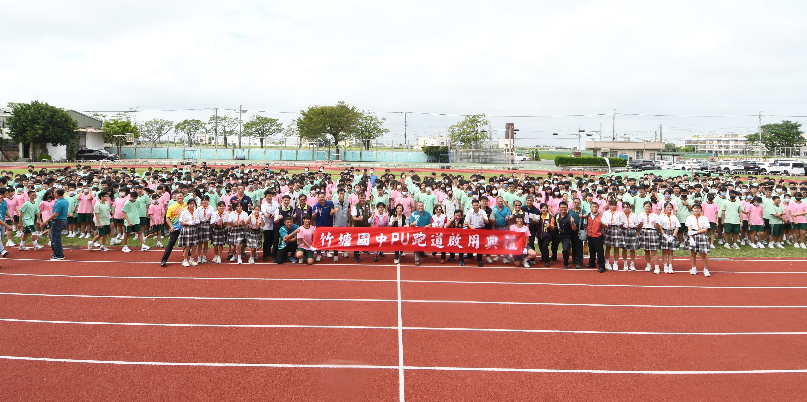 ▲縣府投入600萬元經費進行跑道整修，竹塘國中舉行PU跑道啟用典禮，縣長王惠美說，讓孩子們在安全的環境中運動。（彰化縣政府提供）