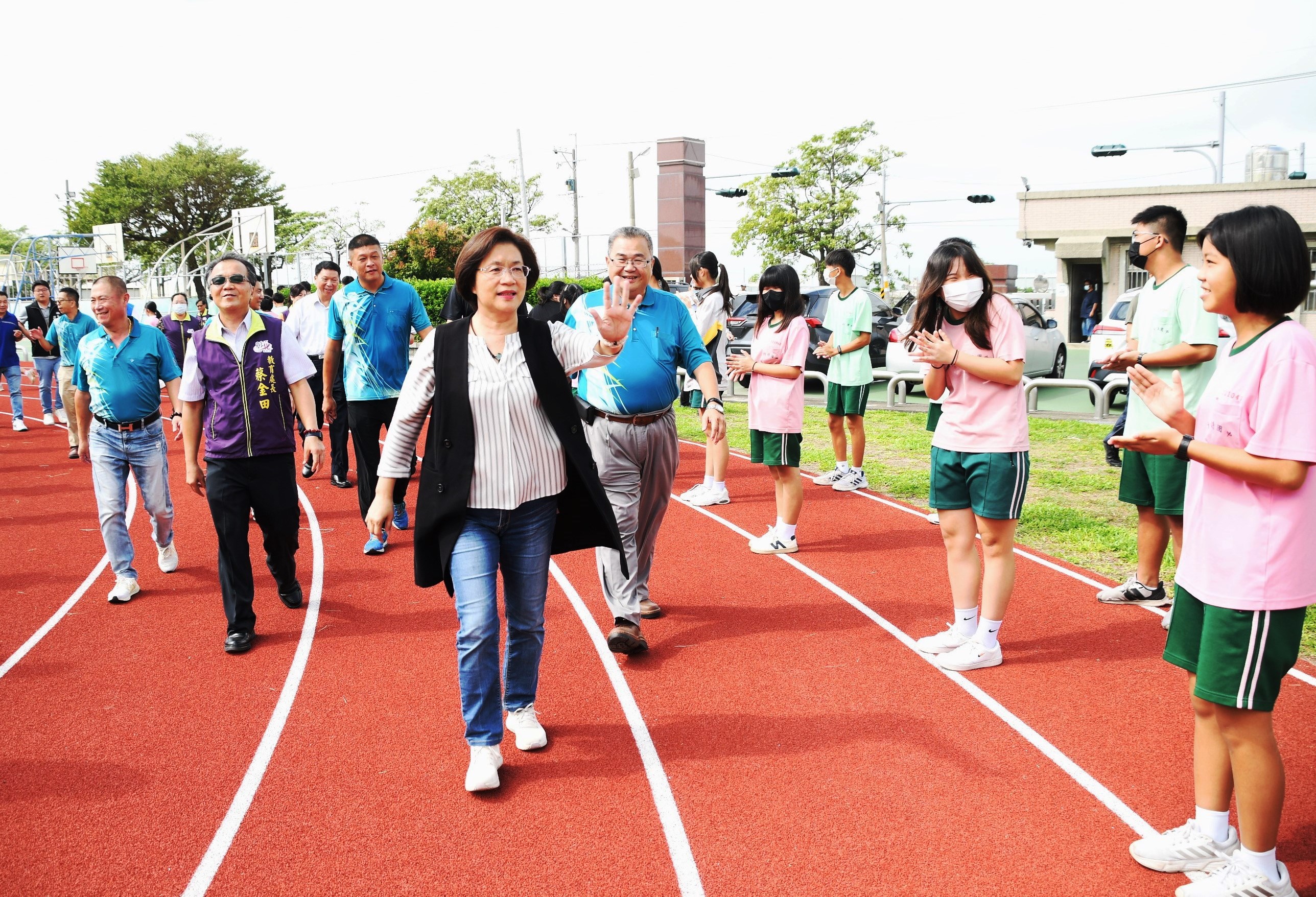 ▲縣府投入600萬元經費進行跑道整修，竹塘國中舉行PU跑道啟用典禮，縣長王惠美說，讓孩子們在安全的環境中運動。（彰化縣政府提供）