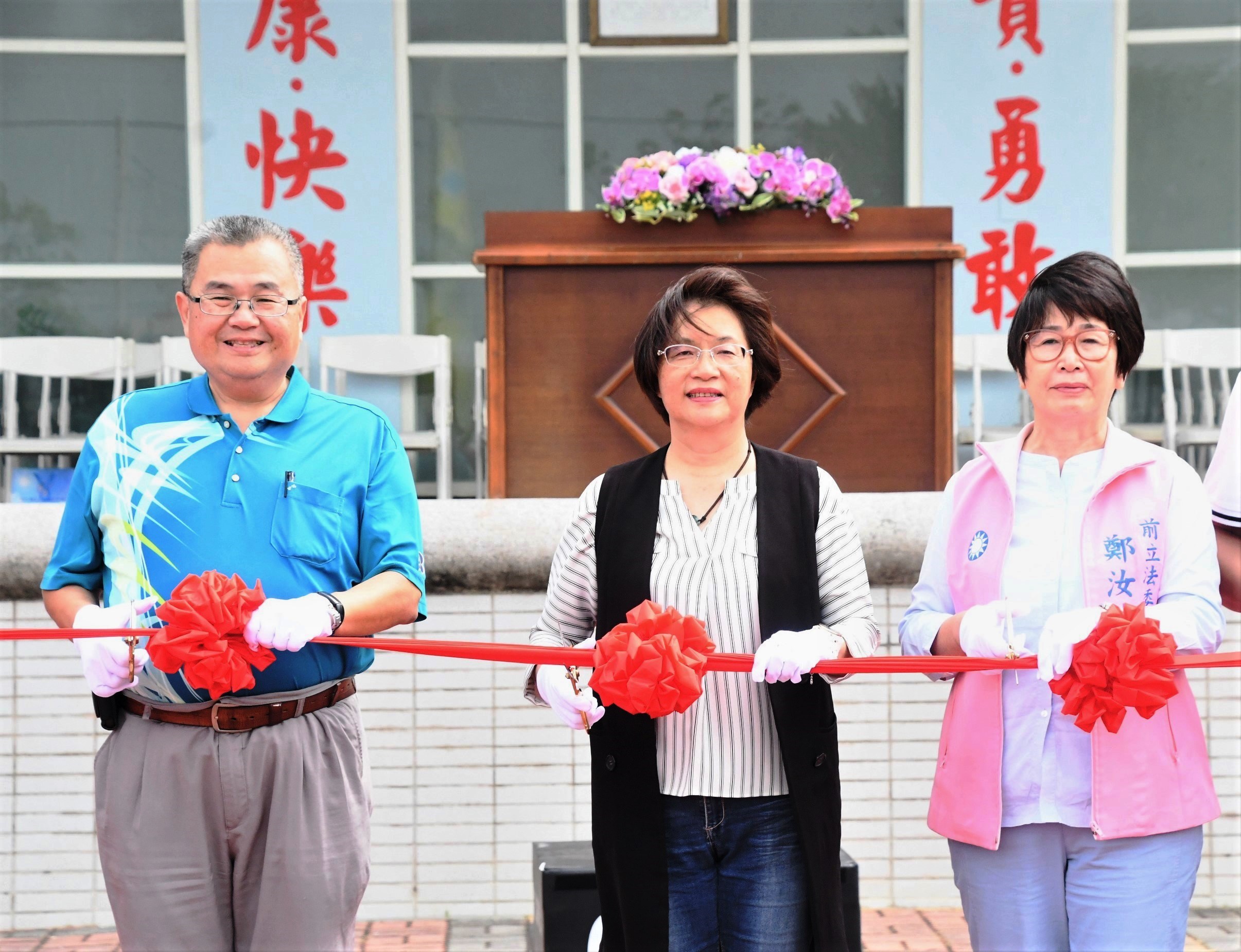 ▲縣府投入600萬元經費進行跑道整修，竹塘國中舉行PU跑道啟用典禮，縣長王惠美說，讓孩子們在安全的環境中運動。（彰化縣政府提供）