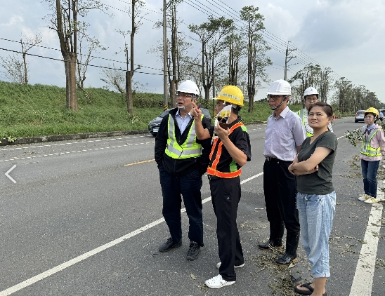 ▲台電曾文生董事長及陳銘樹副總經理親至現場關心林園地區搶修進度。（記者李堂安翻攝）