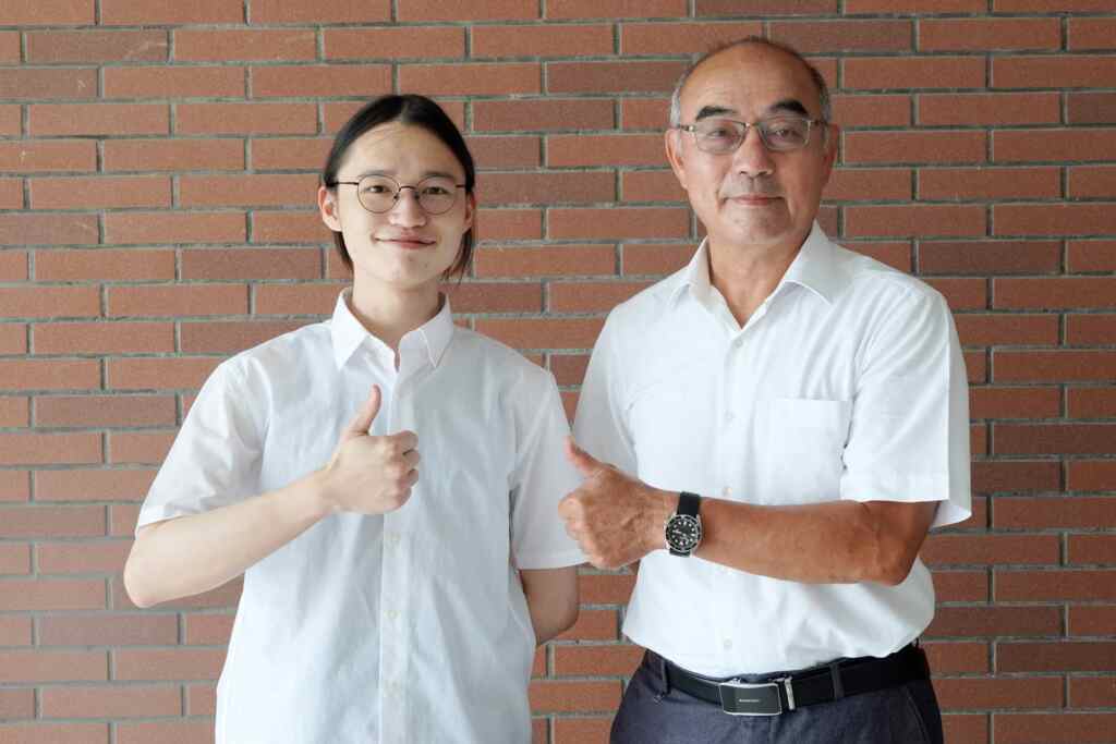 ▲大葉大學資工系蔡承祐同學(左)獲教育部學海飛颺獎學金,將到日本室蘭工業大學交換留學一學期,大葉大學資工系蔡渙良主任(右)恭喜蔡承祐同學獲選交換學生。(記者林明佑翻攝)