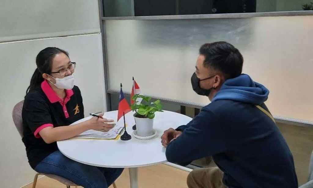 ▲移工轉換中心雙語服務員透過諮詢幫助移工釐清自己的工作能力和期待。(記者林明佑翻攝)