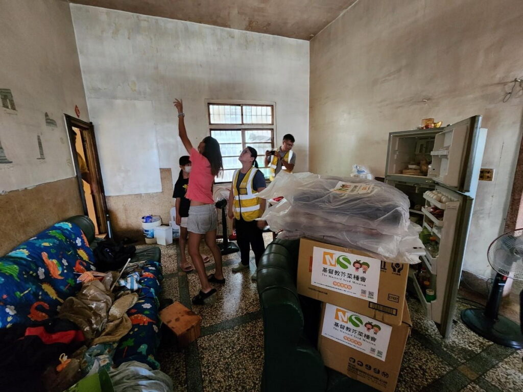 受災家庭玻璃被強風吹毀,家中進水,棉被、床墊全濕,一家四口擠在客廳過夜,電力中斷,食物腐壞,圖為芥菜種會全球防救災團隊前往協助。(芥菜種會提供)