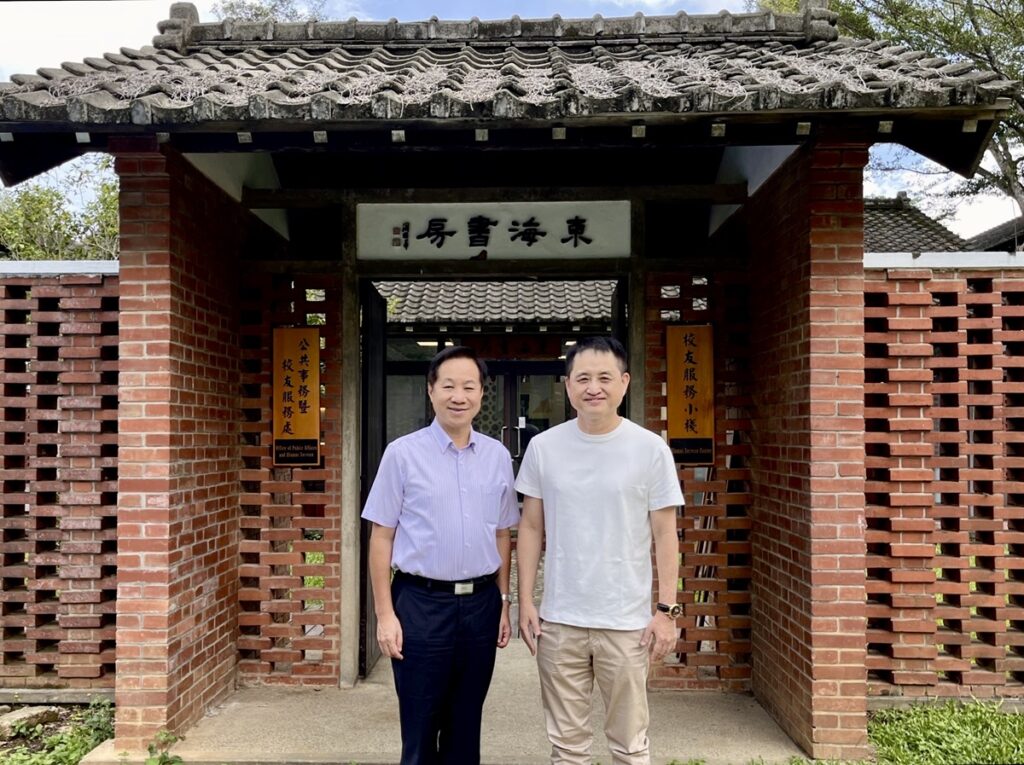 東海大學校長張國恩和傑出校友、「古典玫瑰園」創辦人黃騰輝合影。(圖/東海大學提供)