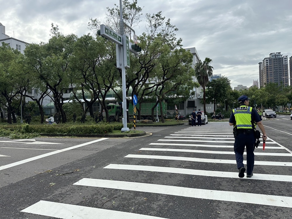 山陀兒過境路樹倒塌 苓雅警動員3小時清除障礙 194 cnews204241004a04