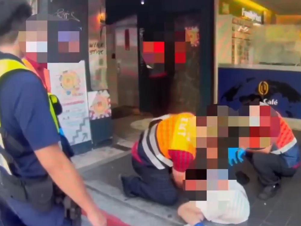 通報警消路倒救人 好心人涉嫌摸走金手鍊被逮 190 cnews204241004a10