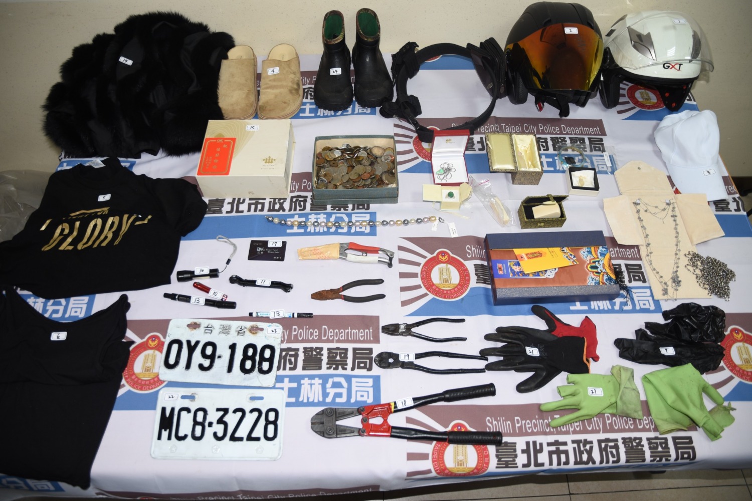 現場查獲大批贓物,包括翡翠戒指、手鐲、項鍊及名牌外套等。(記者 黃荷琇翻攝)