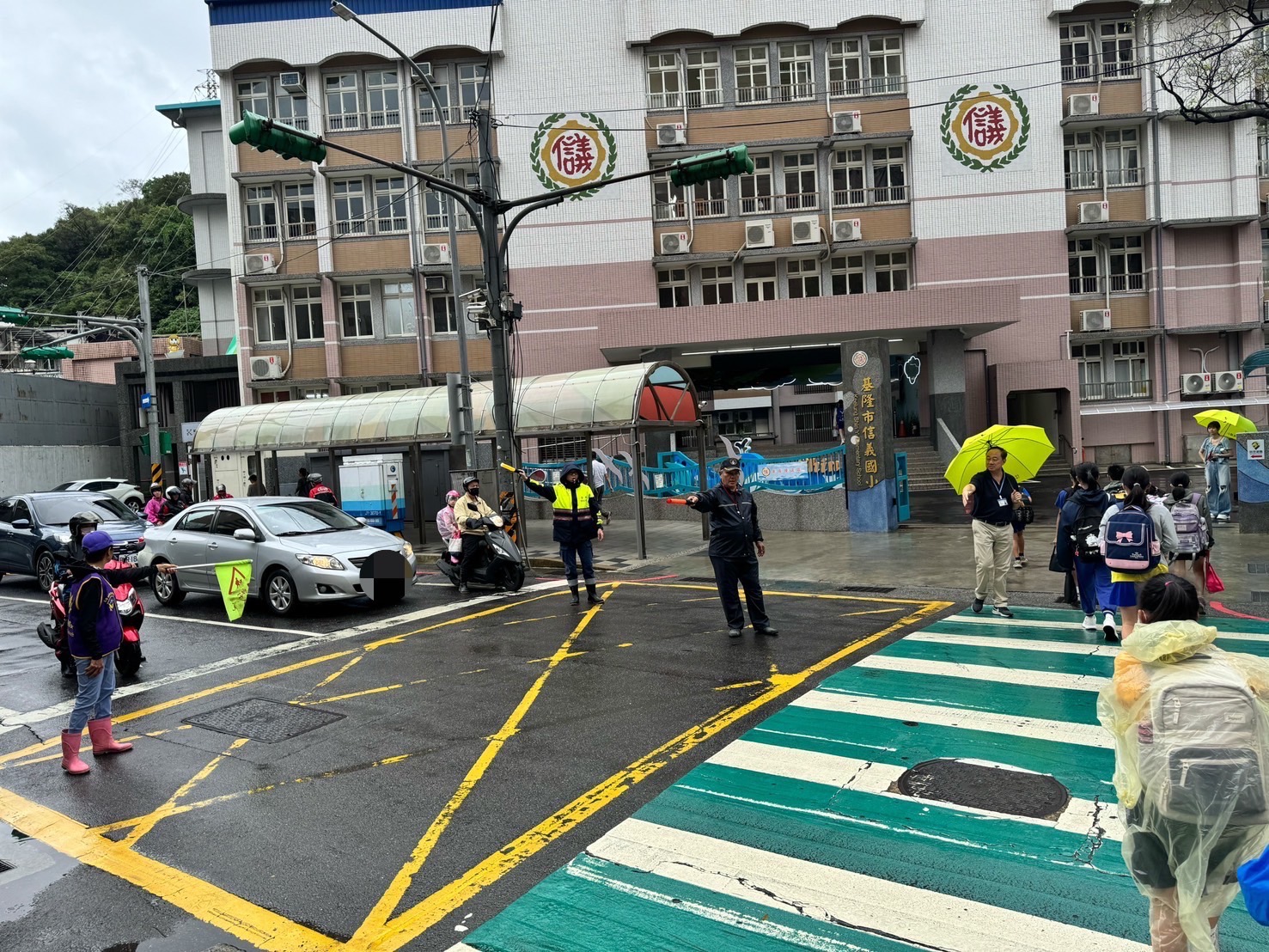 警方疏導交通護學童安全過馬路。(記者薛秀蓮翻攝)