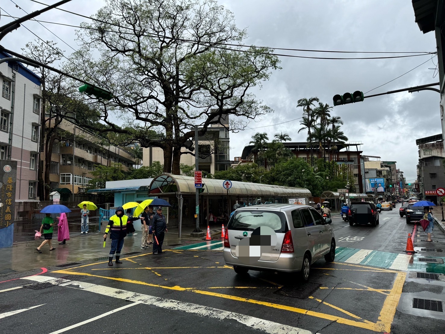 警方疏導交通護學童安全過馬路。(記者薛秀蓮翻攝)