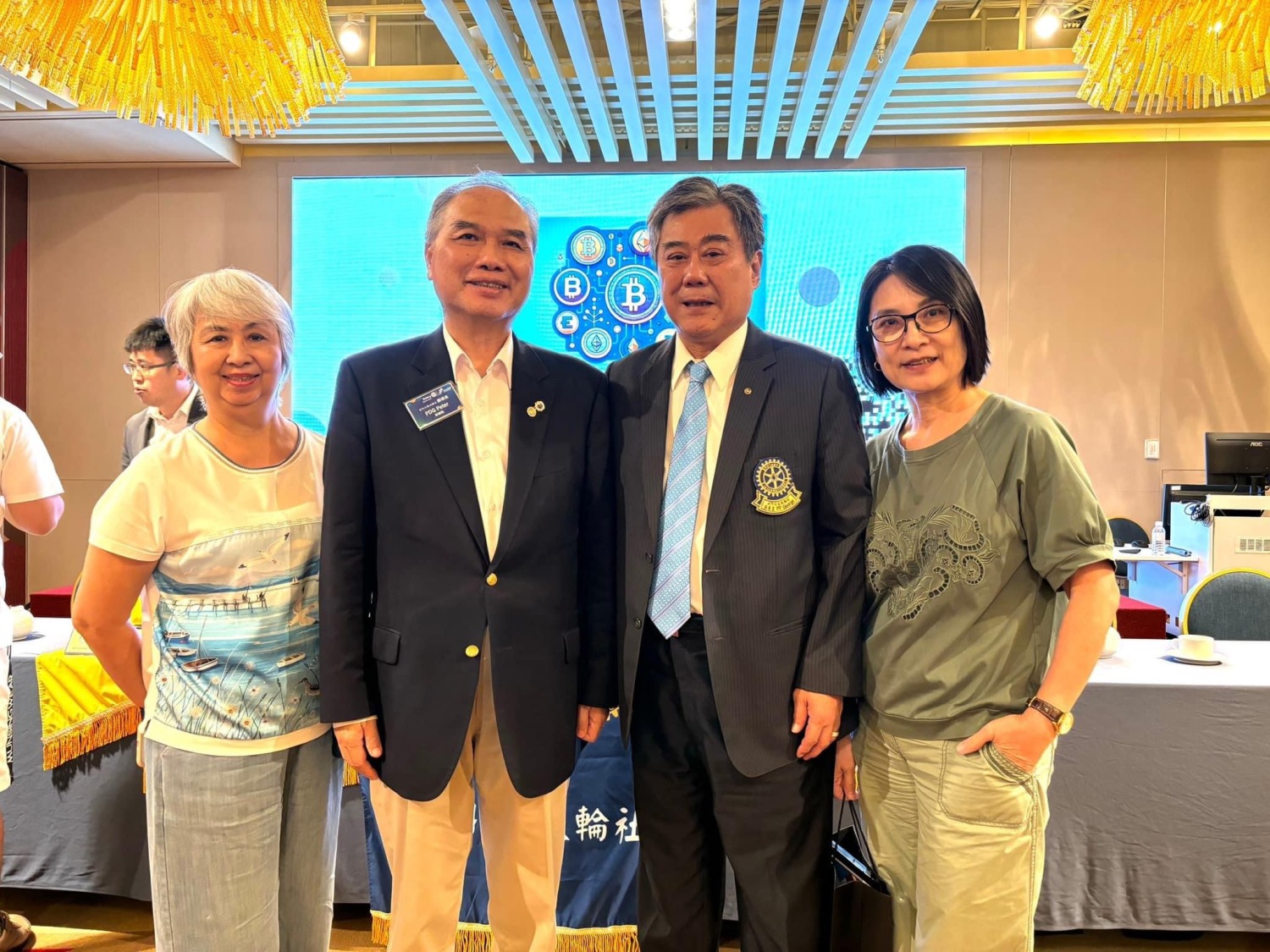 3501地區扶輪PDG Peter鄭桓圭夫妻(左)/ PP George蔡東宏夫妻(右)。(記者林照東翻攝)