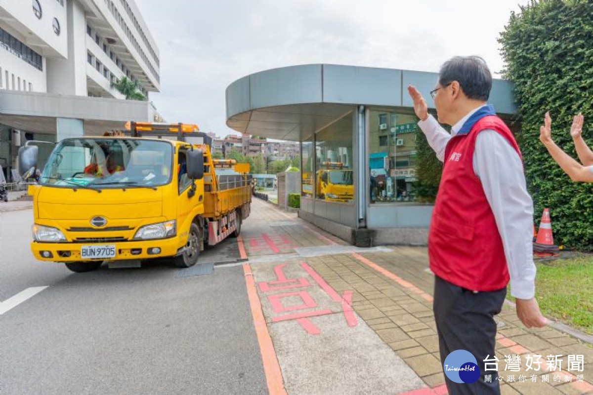 張市長向出勤人員揮手致意。<br /><br /> 