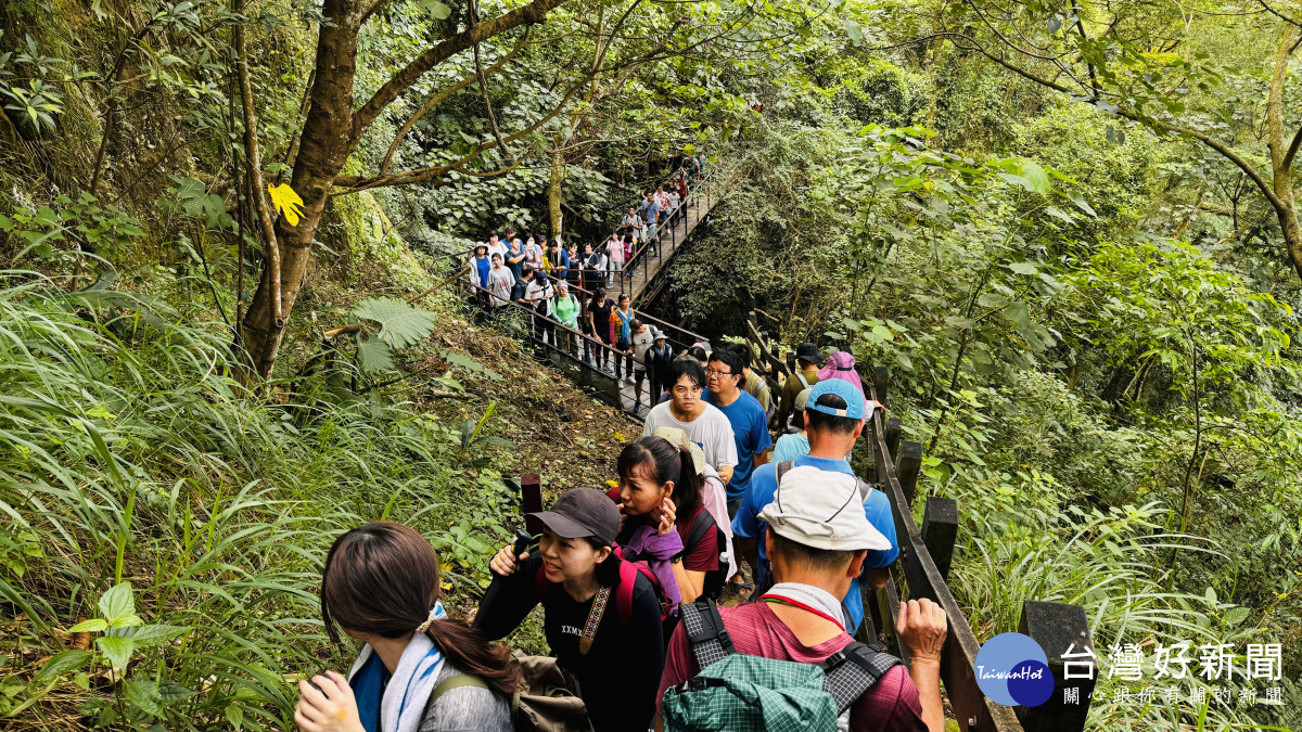 挑戰必訪百大步道,清水岩中央嶺及十八彎古道二千人健康走。圖/記者鄧富珍翻攝