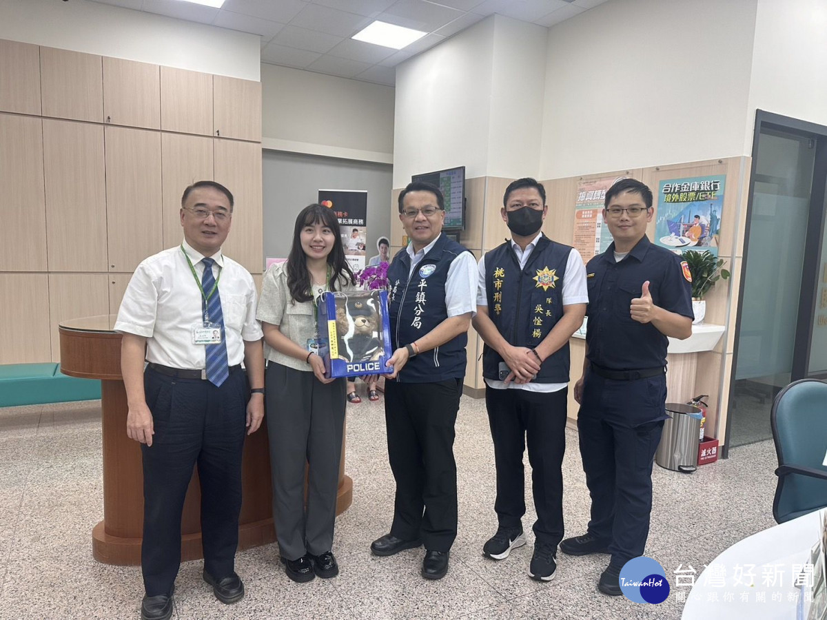 分局長徐坤隆前往合作金庫,公開表揚即時阻詐有功人員。