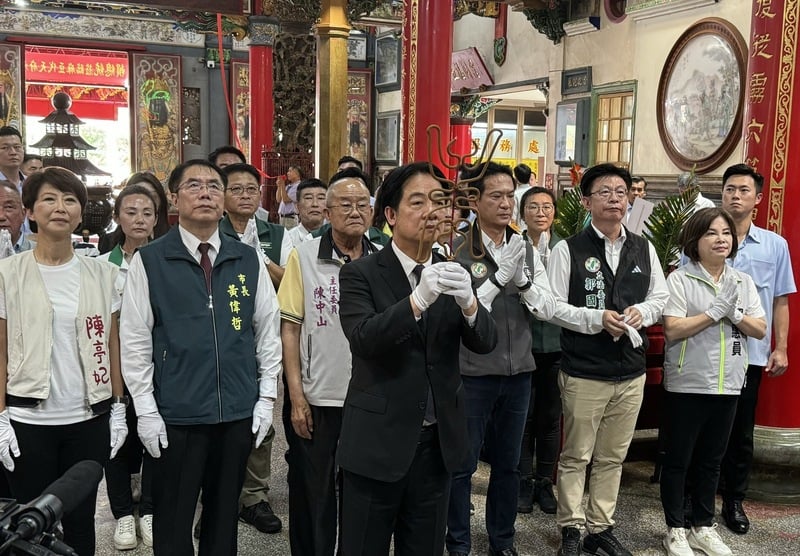 總統賴清德(前中)5日下午前往台南市麻豆代天府參香,為台灣祈福,祈求國泰民安、風調雨順。中央社