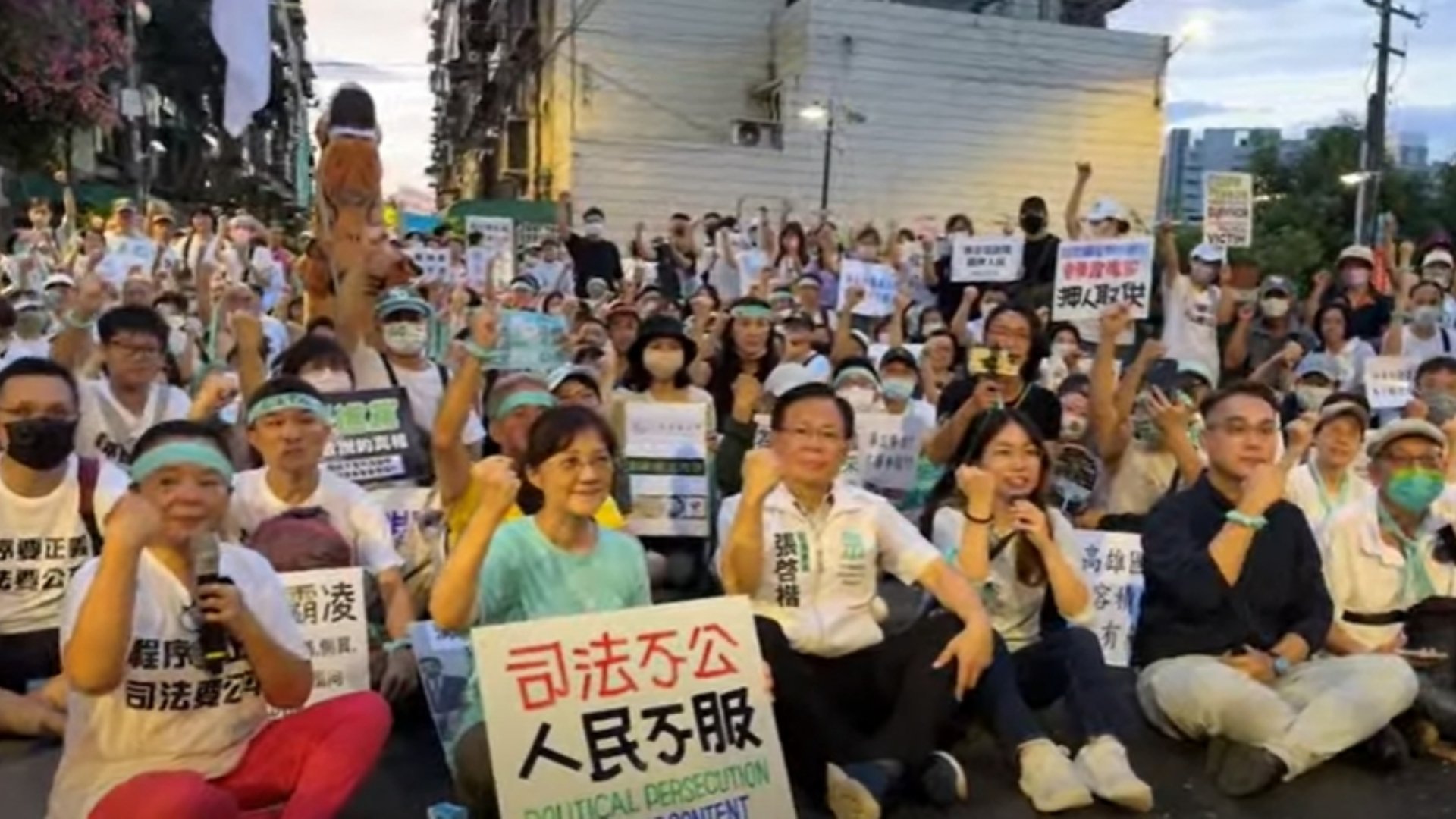 民眾黨支持者5日下午發起「鐵草集結,土城挺柯」活動,柯文哲妹妹柯文蘭也現身參與。翻攝直播