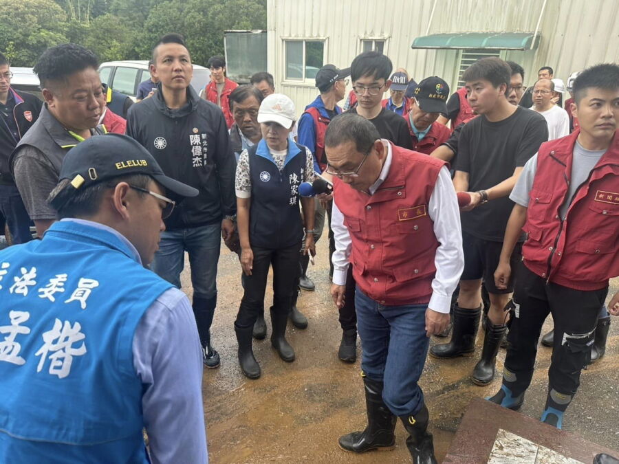 圖/新北市議員陳偉杰指出,看著侯友宜市長帶領市府團隊災後盡全速恢復,十分感動,也一起慰問災民的生活所需。(新北市議員陳偉杰臉書)