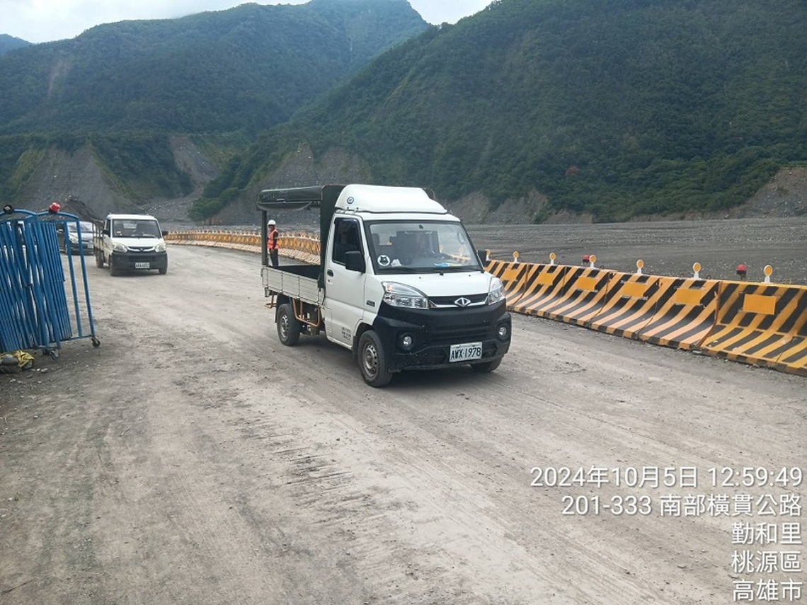 明霸克露橋河床便道提前搶通  今午1時開放車輛通行