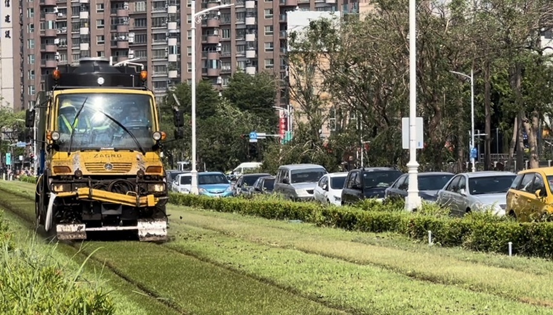 高雄輕軌風災後48小時總動員 高壓清洗車清除軌間落葉確保輕軌舒適與安全