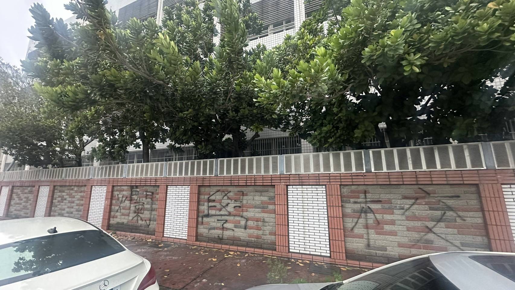 ▲男子利用山陀兒颱風來襲，分別在彰化市陽明國中、民生國小校門與後門噴上「X」、「爛學校」等字泄恨。（警方提供）