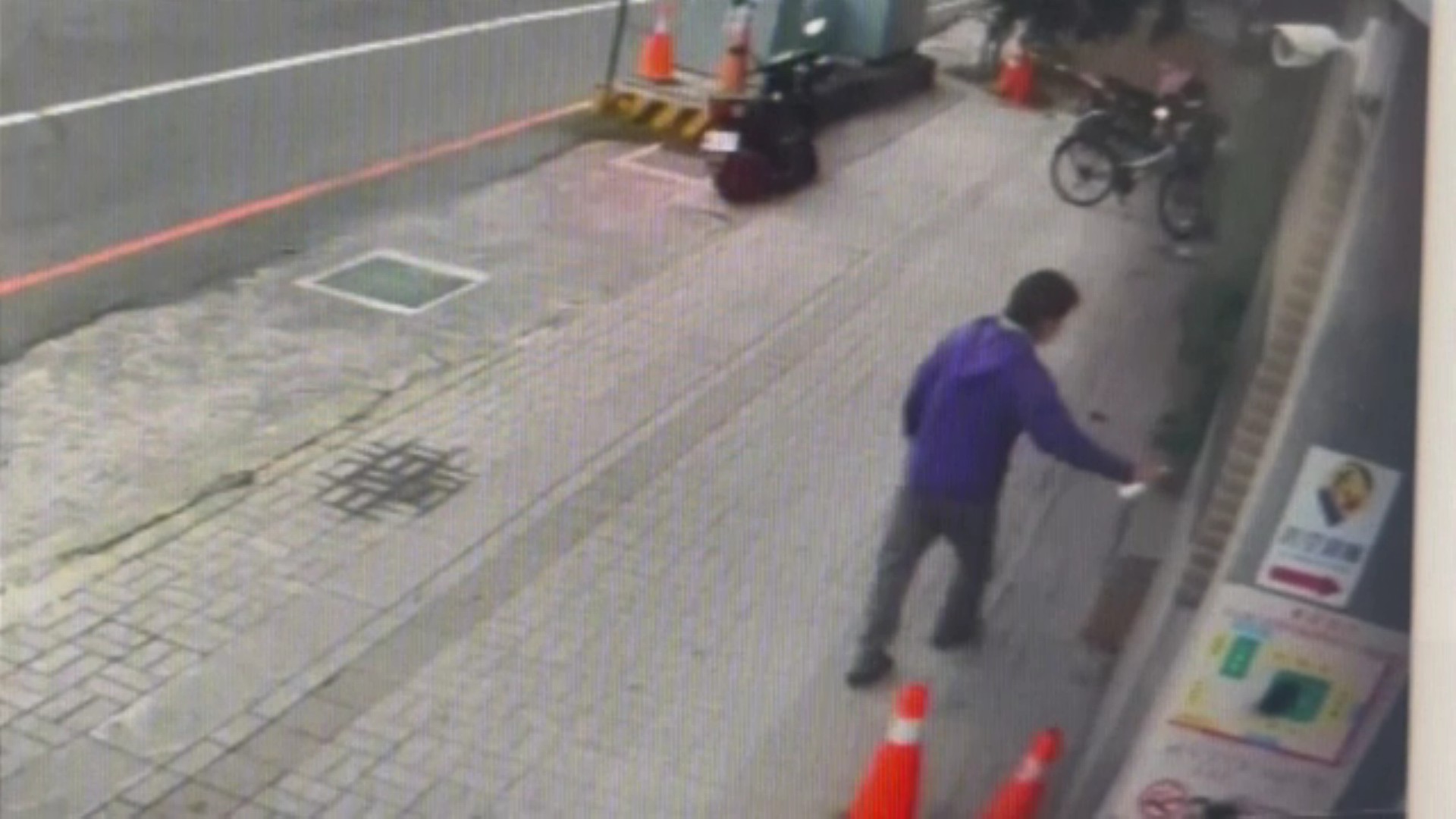 ▲男子利用山陀兒颱風來襲，分別在彰化市陽明國中、民生國小校門與後門噴上「X」、「爛學校」等字泄恨。（警方提供）