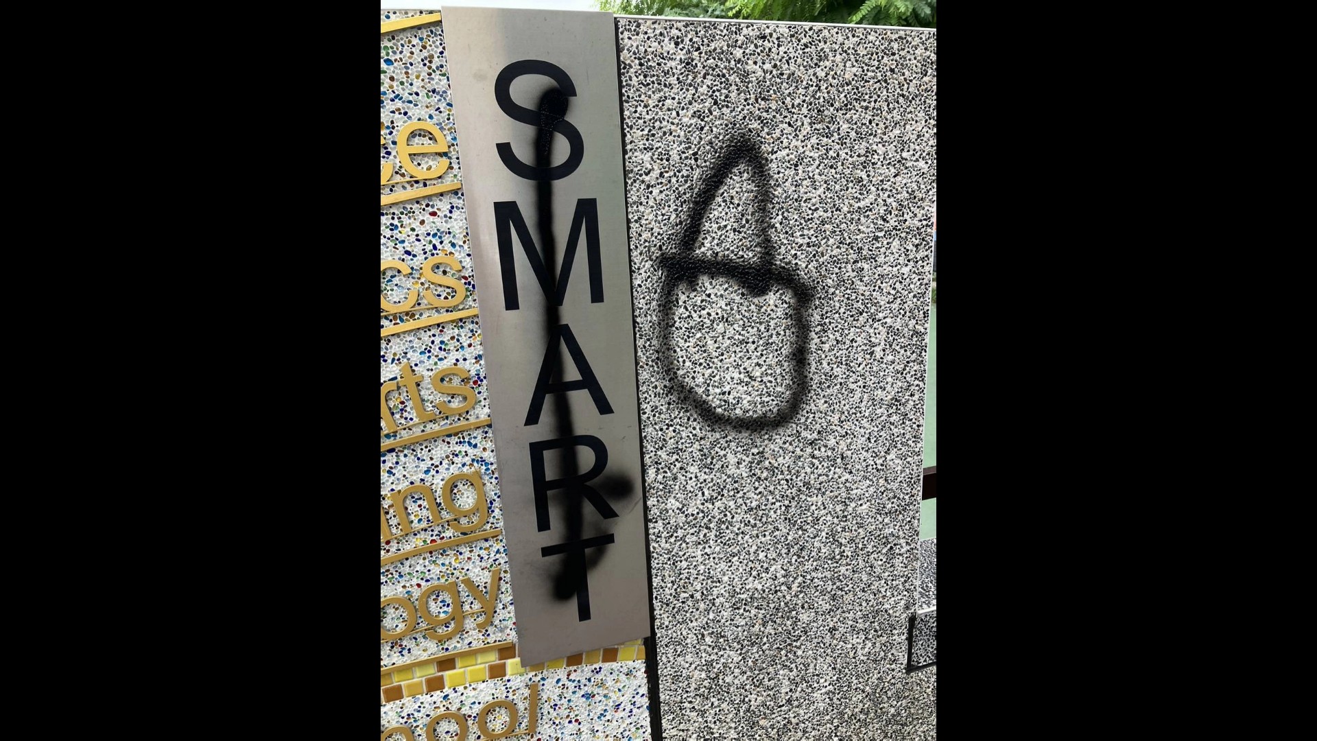 ▲男子利用山陀兒颱風來襲，分別在彰化市陽明國中、民生國小校門與後門噴上「X」、「爛學校」等字泄恨。（警方提供）