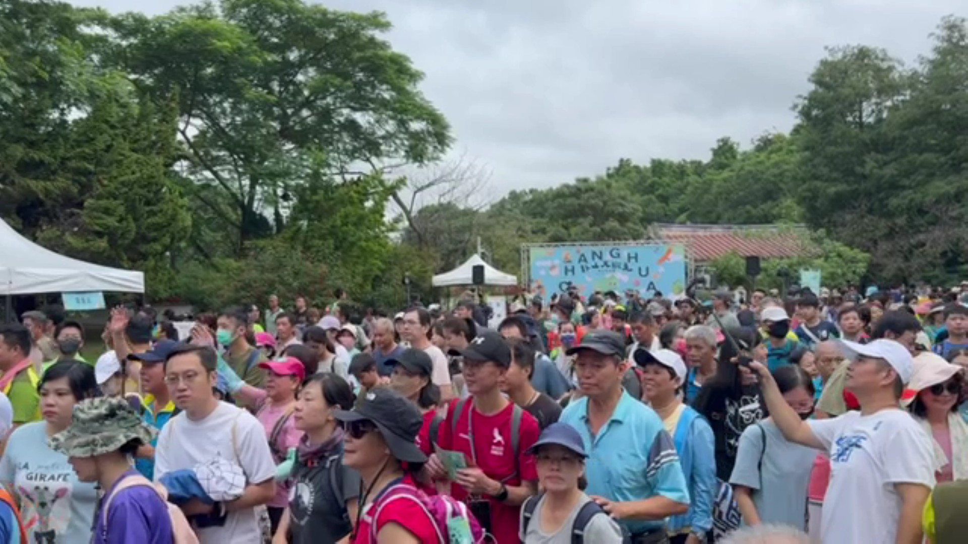 ▲第四場「卦山大縱走 彰化兜兜圈」活動，社頭鄉中央嶺及十八彎古道健走在社頭清水岩寺廣場展開登山健行，民眾攜老扶幼走向古道、山林。（記者張溎壕攝）