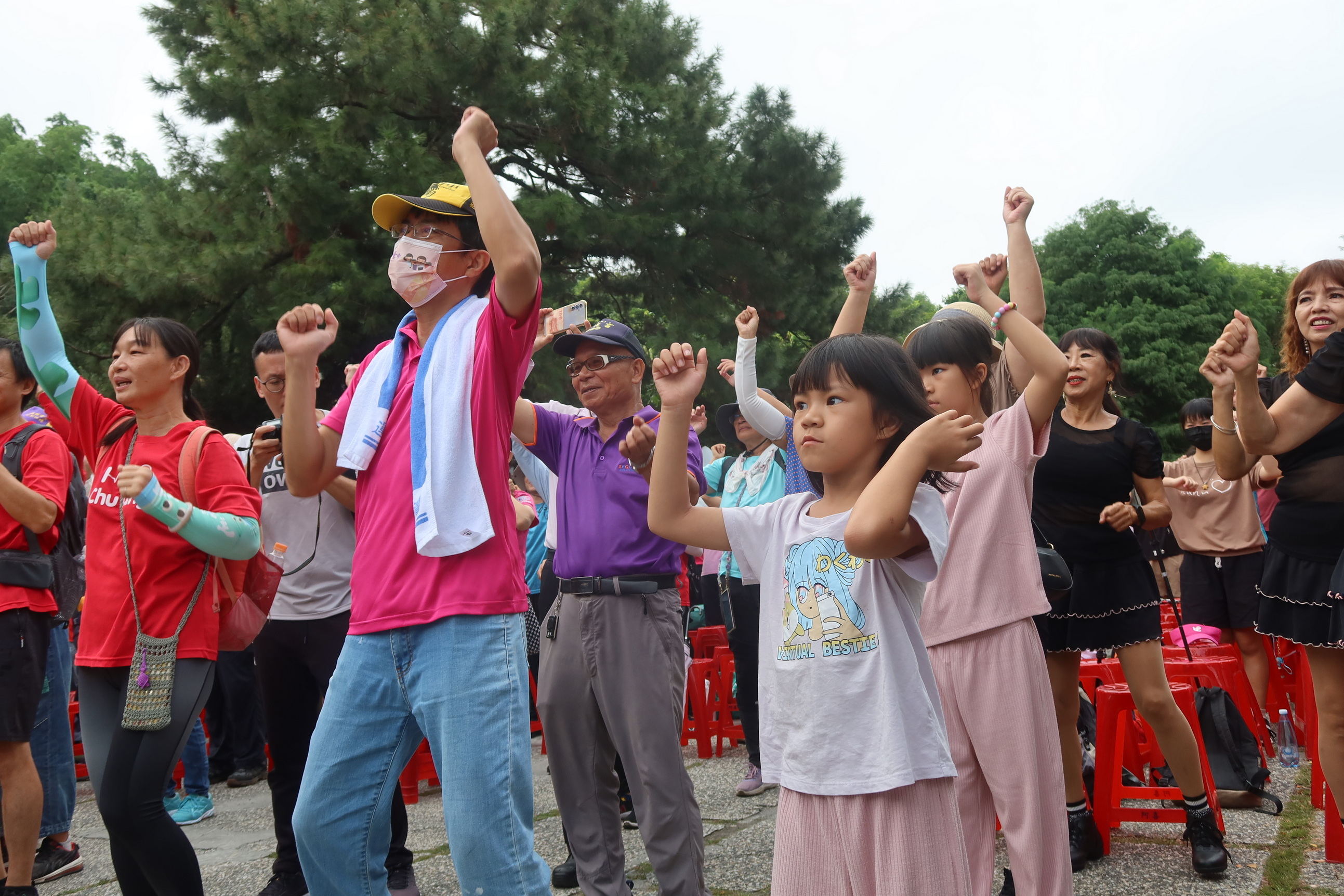 ▲第四場「卦山大縱走 彰化兜兜圈」活動，社頭鄉中央嶺及十八彎古道健走在社頭清水岩寺廣場展開登山健行，民眾攜老扶幼走向古道、山林。（記者張溎壕攝）