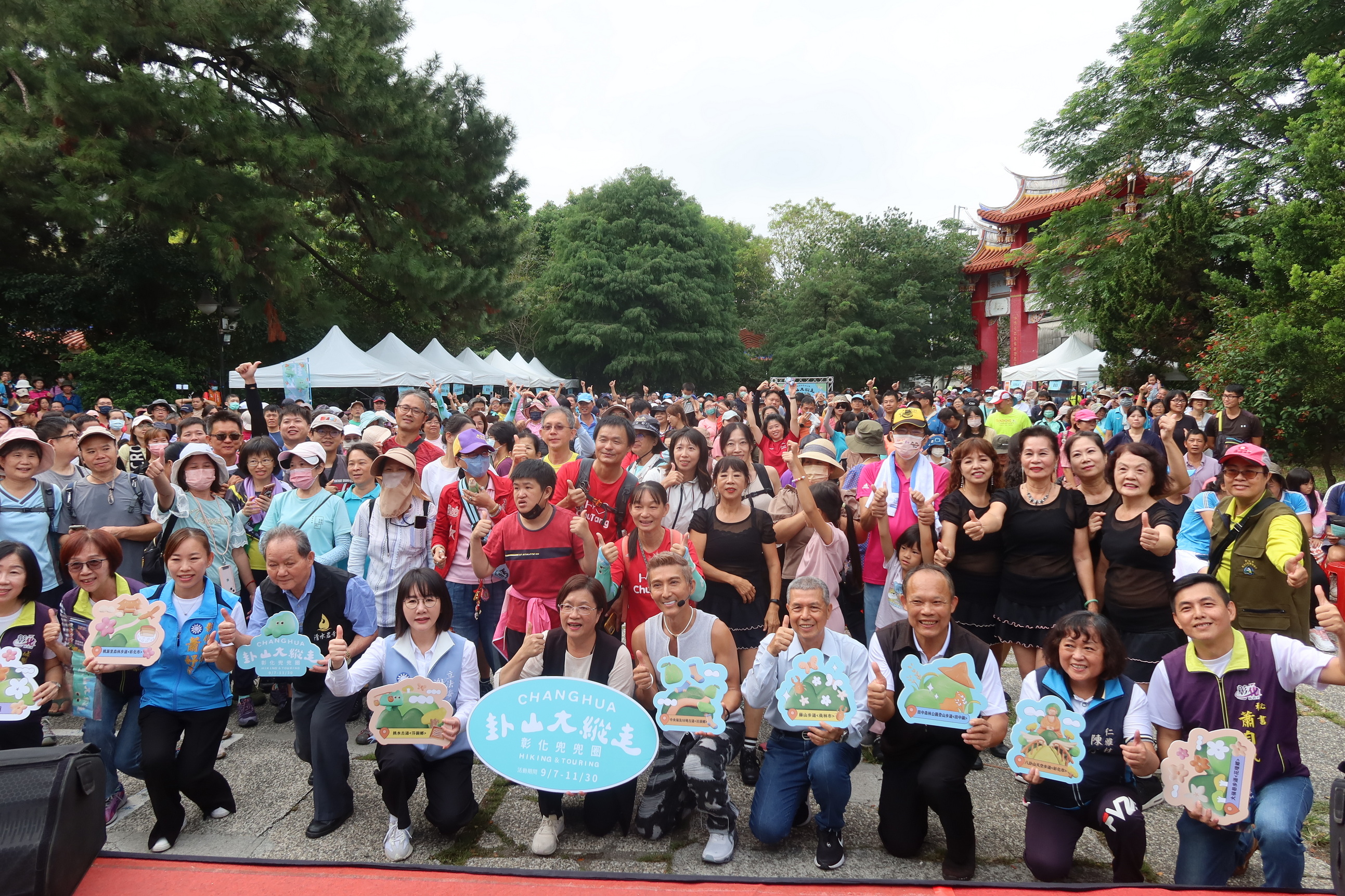 ▲第四場「卦山大縱走 彰化兜兜圈」活動，社頭鄉中央嶺及十八彎古道健走在社頭清水岩寺廣場展開登山健行，民眾攜老扶幼走向古道、山林。（記者張溎壕攝）