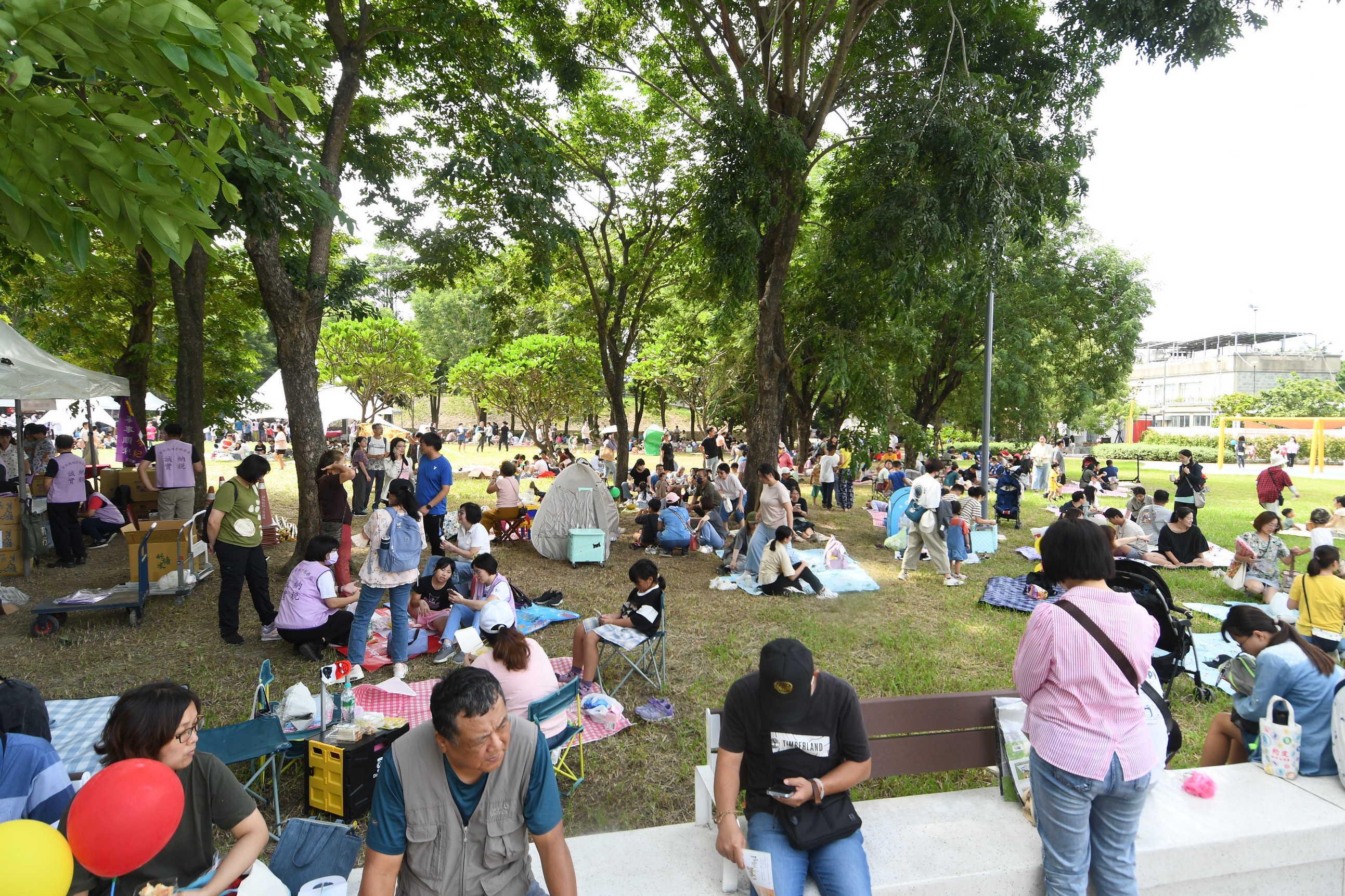 ▲彰化縣地方稅務局在田尾鄉怡心園舉辦113年「雲端新生活．野餐Chill嗨嗨」活動，親子家庭們齊聚一堂，悠閒享受野餐時光。（記者張溎壕攝）