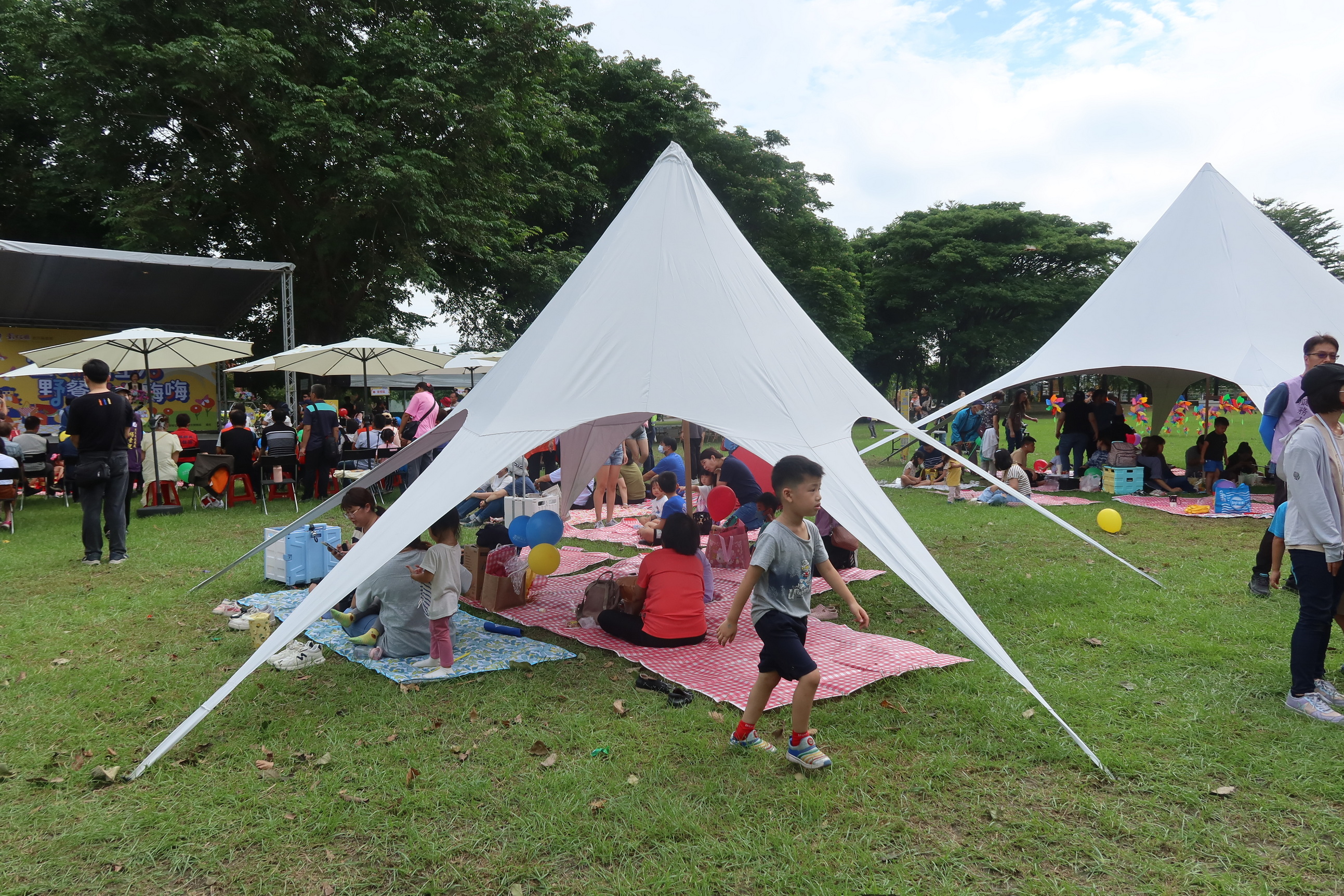▲彰化縣地方稅務局在田尾鄉怡心園舉辦113年「雲端新生活．野餐Chill嗨嗨」活動，親子家庭們齊聚一堂，悠閒享受野餐時光。（記者張溎壕攝）