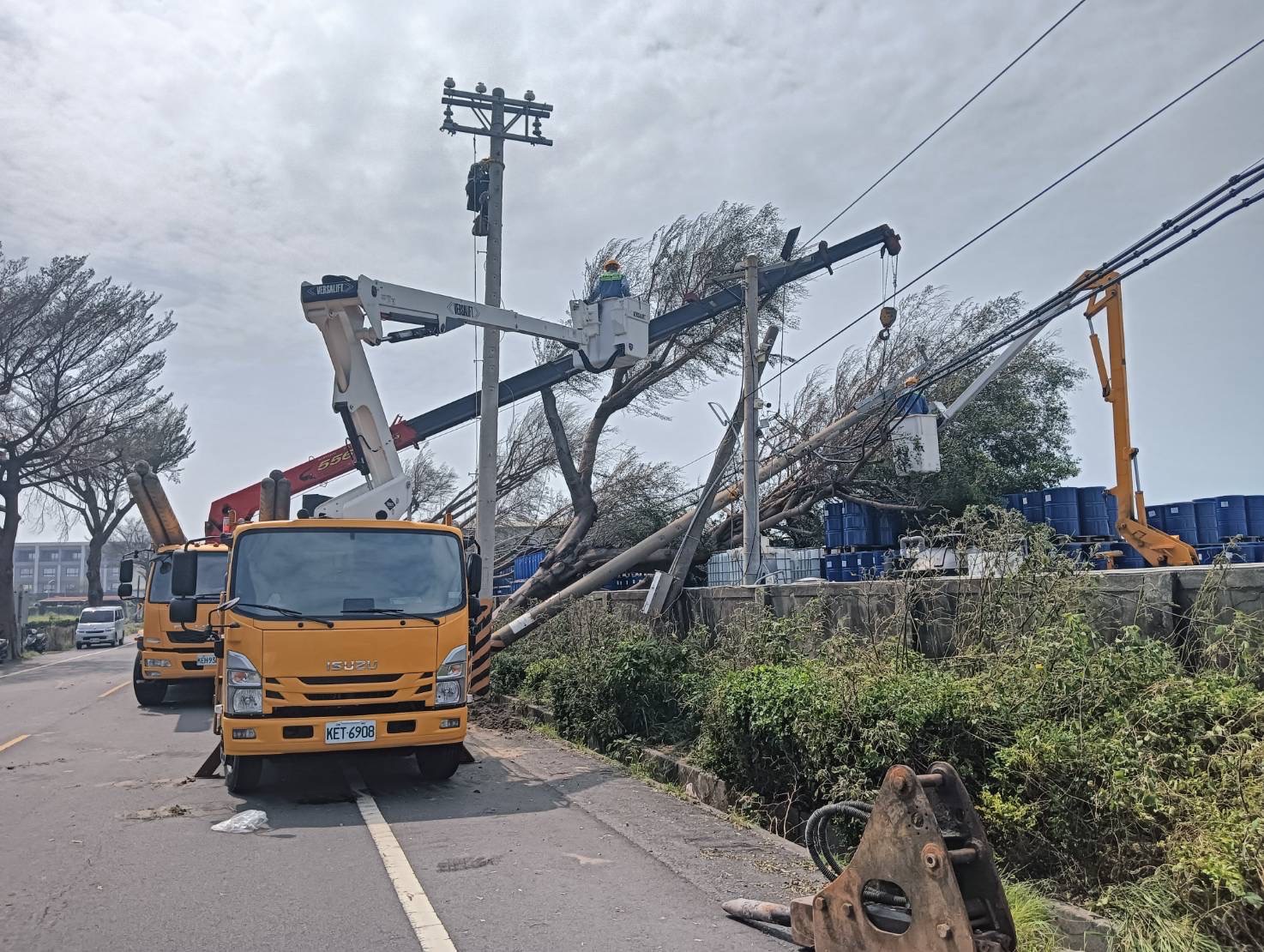 台電跨15區處同仁今晚持續搶修，力拼全面復電
