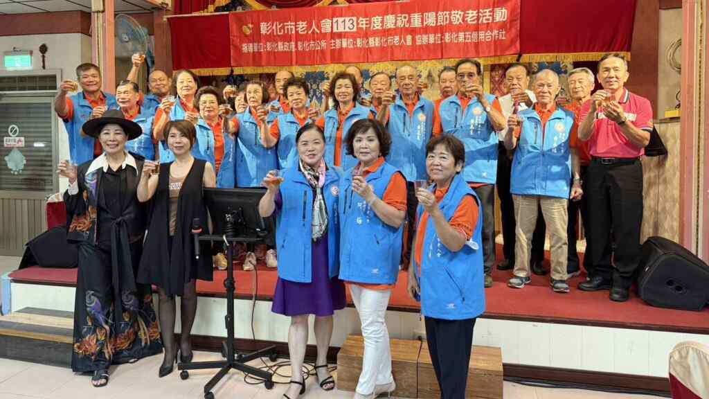 ▲重陽節將至,除了個村里辦公室協助縣府發放重陽禮金外,彰化市老人會今天特別舉辦重陽敬老餐會,理事長林美蘭說,主要就是要祝福長者們身體健康,也藉此讓長者互相交流、凝聚情感。(記者林明佑攝)