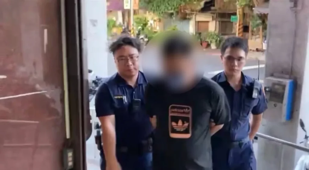 專案小組先於周遭埋伏,見趙姓車手向被害人收取款項之際,隨即上前逮捕