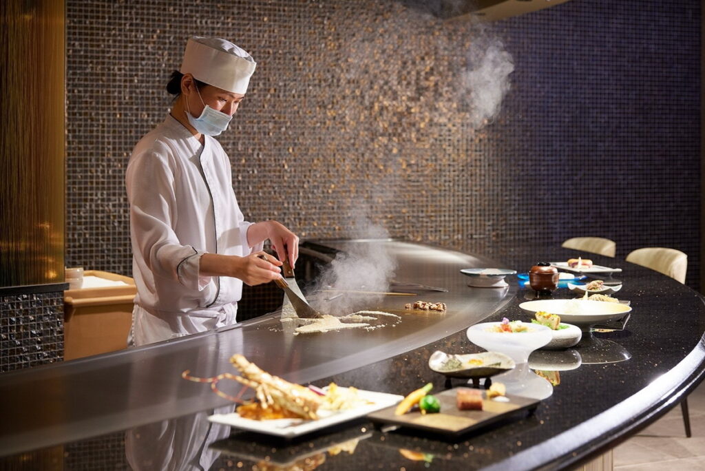HAYASE鐵板燒「特選午餐套餐」共包含9道料理盛宴,從前菜、湯品到主餐及甜點,均展現料理的細緻與用心。