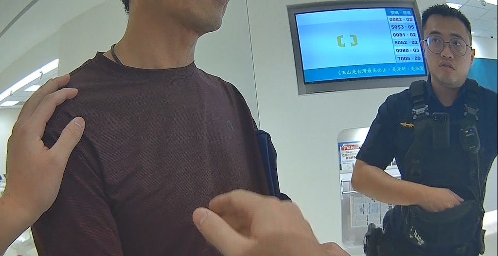 員警耐心詢問及安撫下男子終於放下心防。(記者薛秀蓮翻攝)